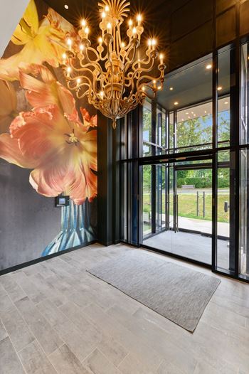 Breathtaking lobby w/stunning mural